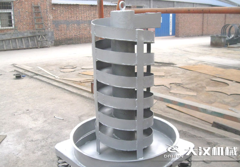 DZC垂直振動(dòng)提升機(jī)：由于該產(chǎn)品屬于一種向上式的輸送和擺放方式所以，對(duì)于空間大小的要求較小。